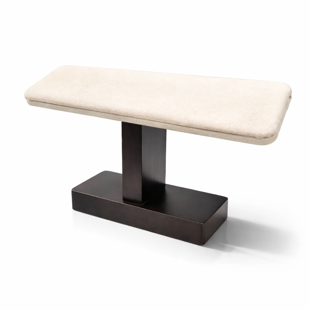 Soporte para pulseras inclinado de madera oscura y ante beige de lino