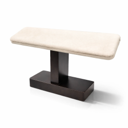 Soporte para pulseras inclinado de madera oscura y ante beige de lino