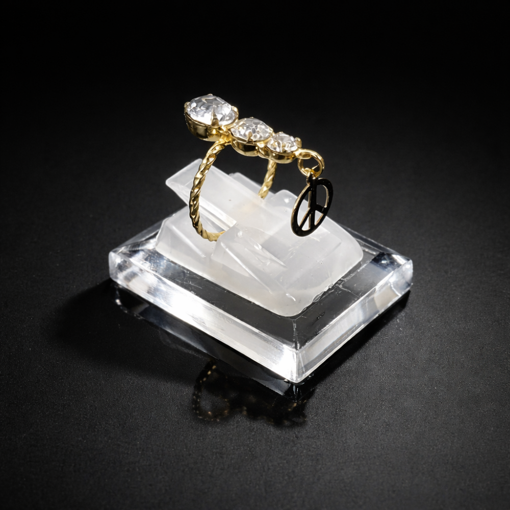 Mini soporte para anillos de plástico blanco y transparente