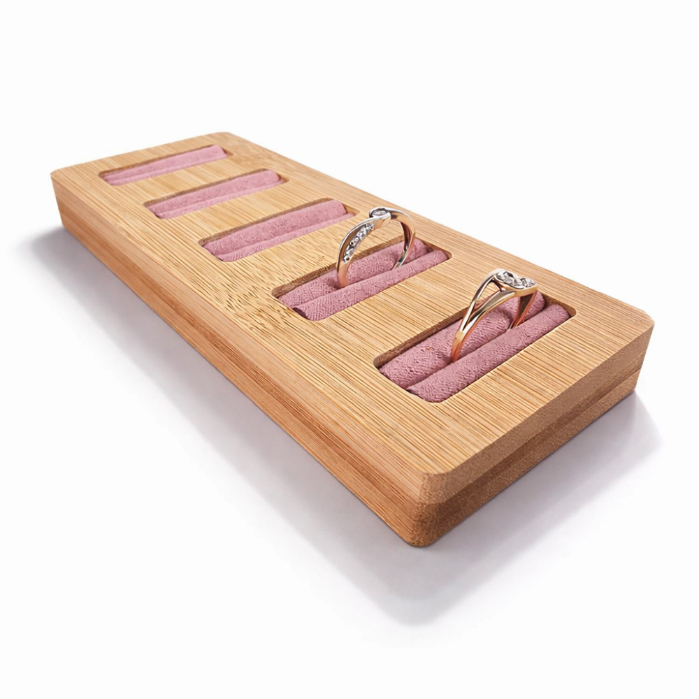 Pequeña bandeja para 5 anillos de madera y de ante rosa
