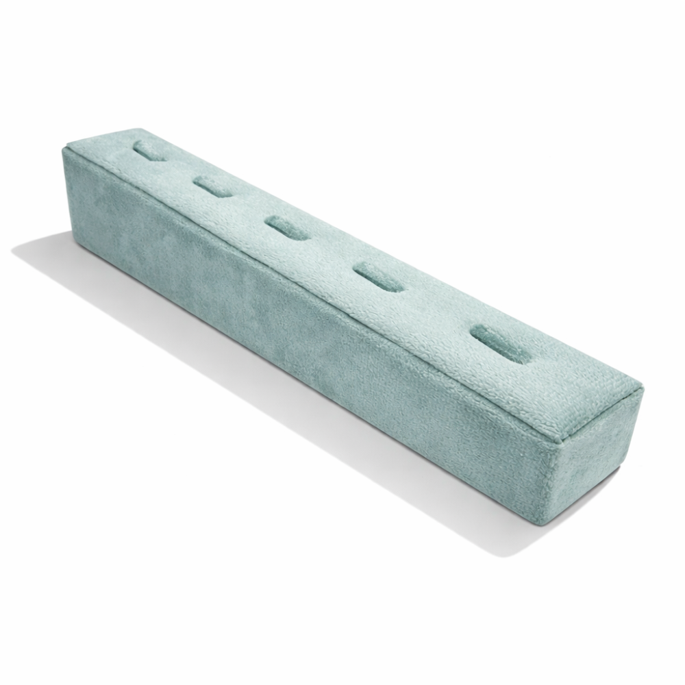 Expositor inclinado para anillos de terciopelo verde almendra