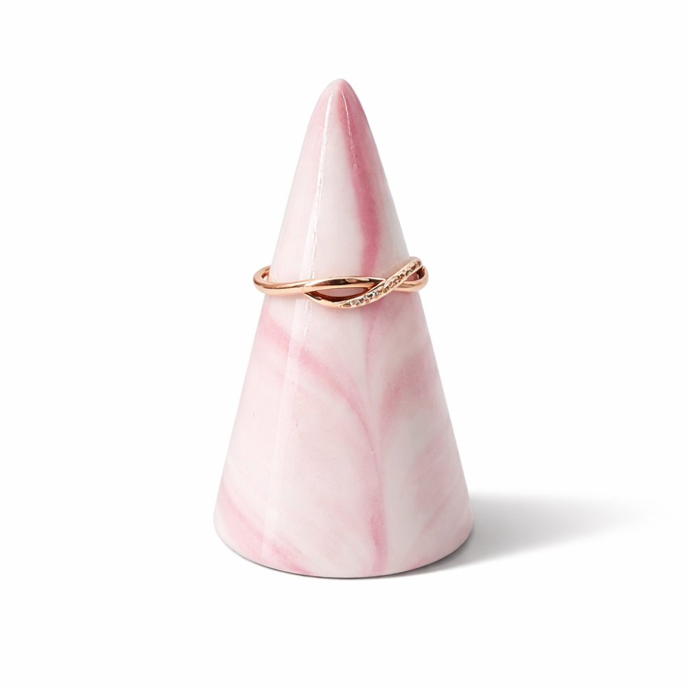 Pequeño cono para anillo de cerámica con efecto marmolado rosa claro