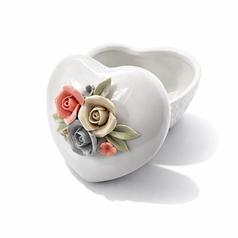 Pequeña caja para joyas de cerámica con forma de corazón y rosas en relieve