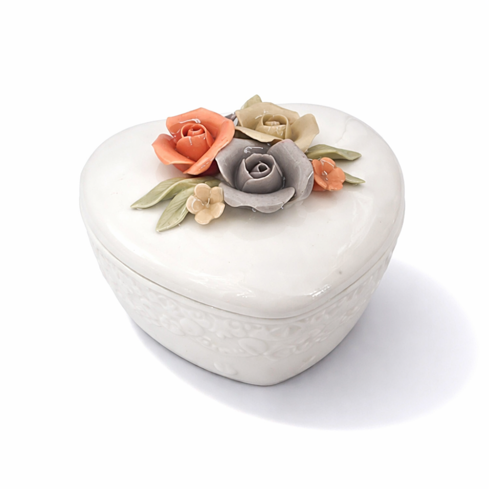 Pequeña caja para joyas de cerámica con forma de corazón y rosas en relieve