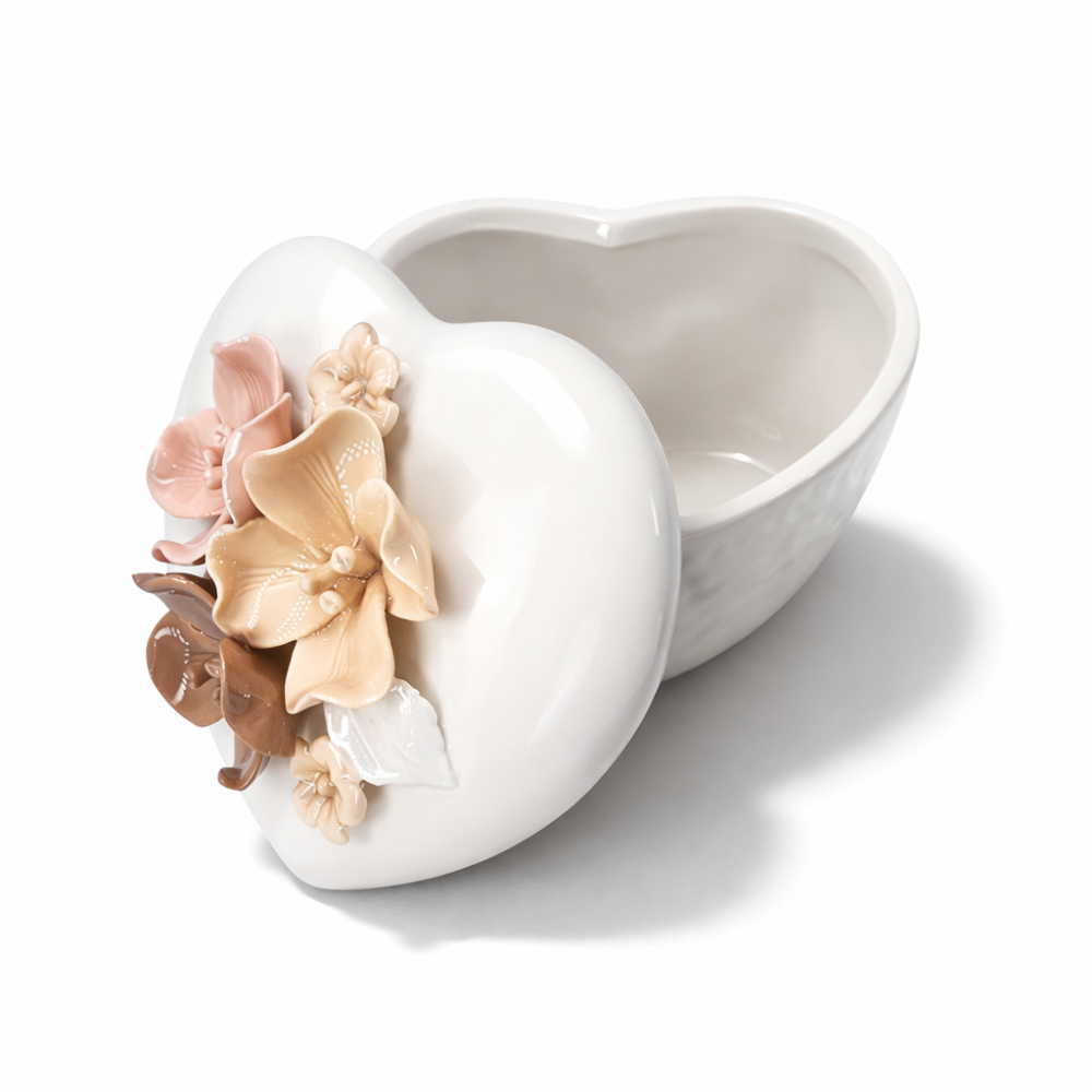 Pequeña caja para joyas blanca con forma de corazón y tapa con flores