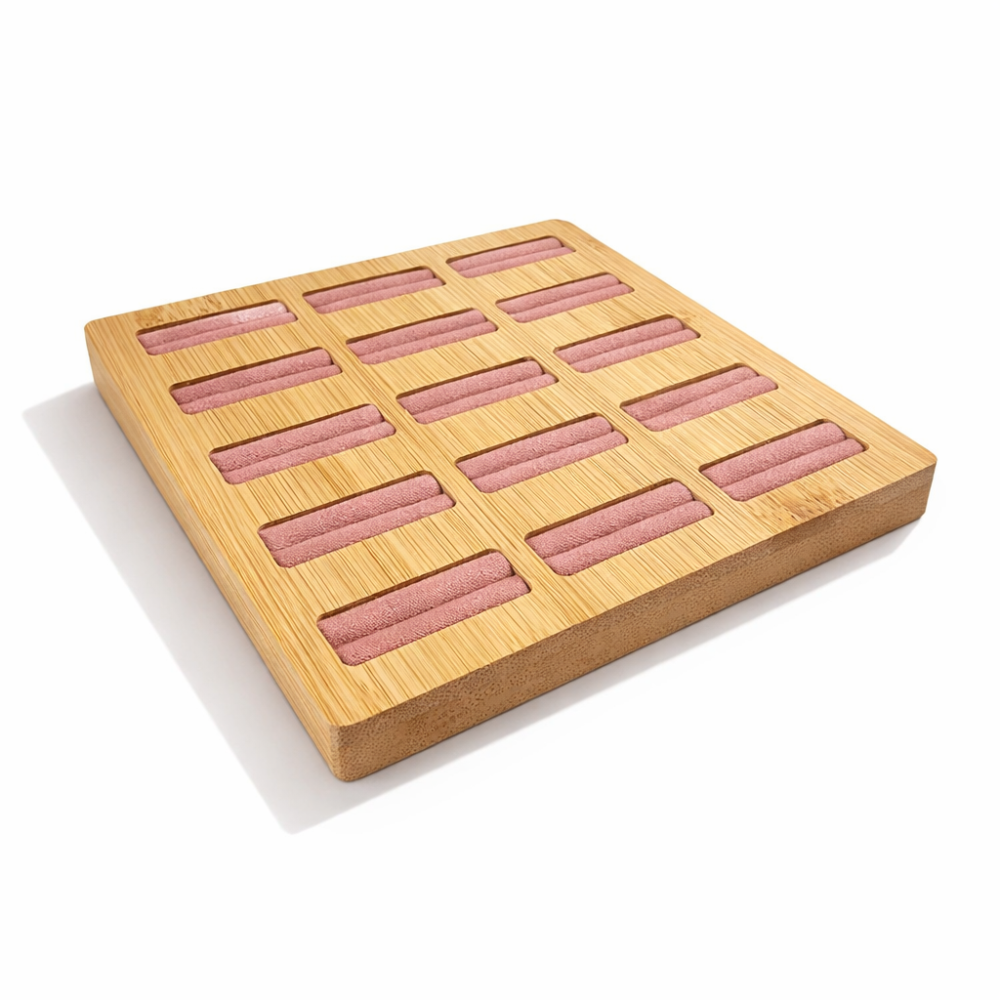 Pequeña bandeja de madera y ante rosa para 15 anillos