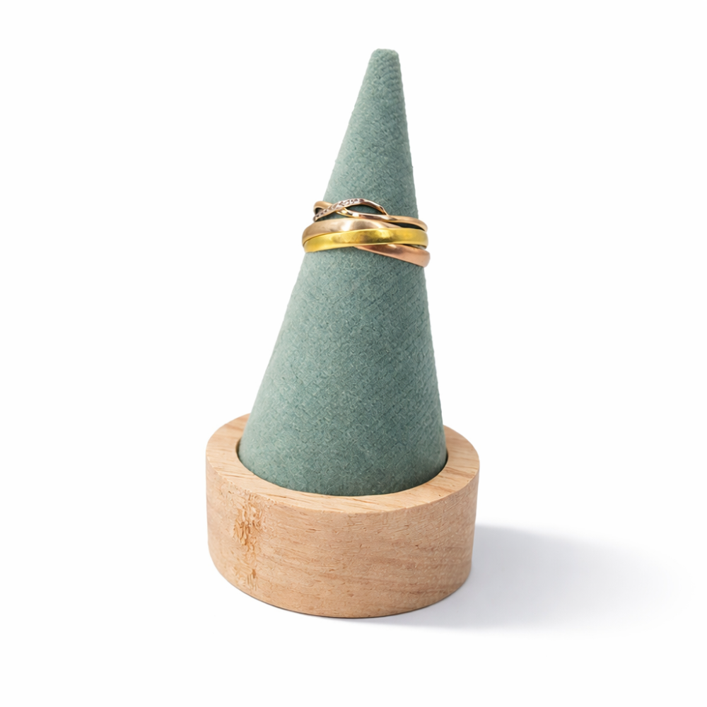 Cono para anillos de madera y terciopelo verde almendra de 8 cm