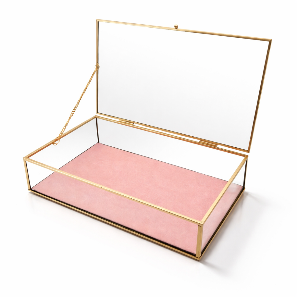 Caja para joyas vacía de metal dorado y vidrio con fondo de ante rosa