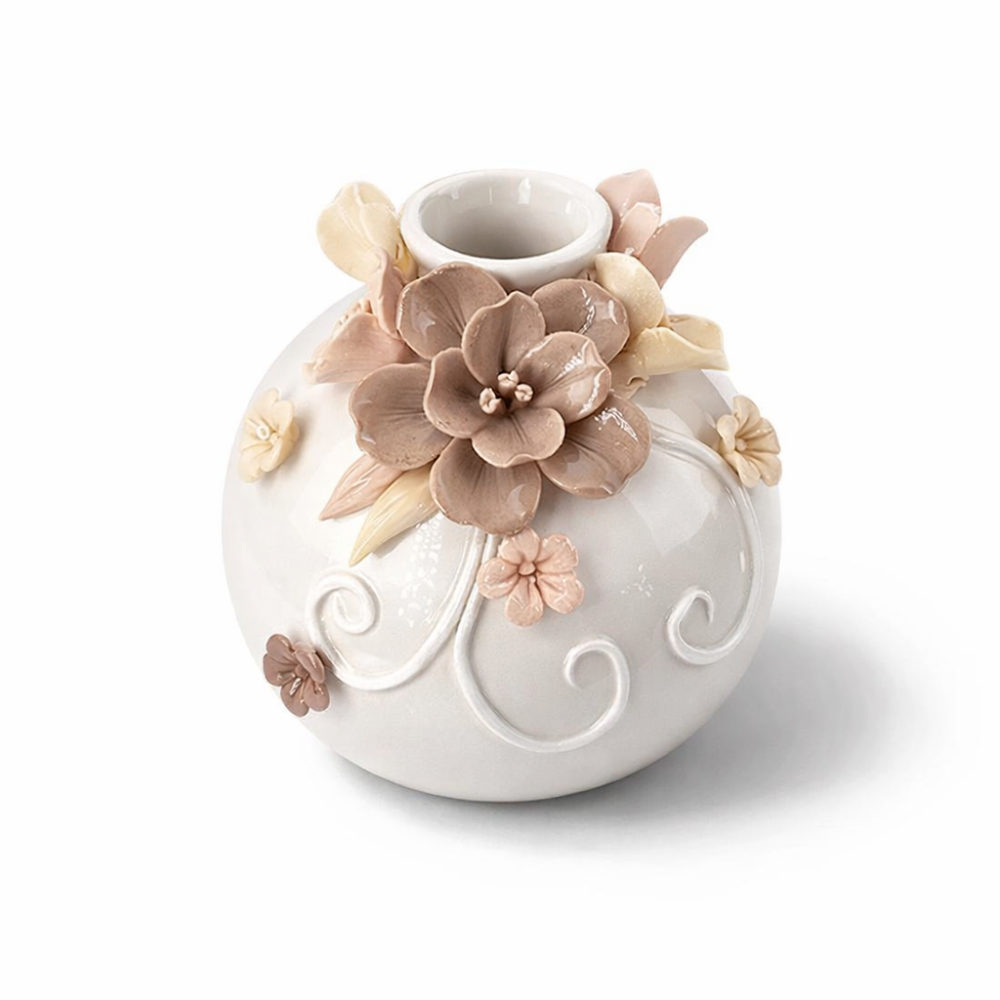 Pequeño jarrón esférico de cerámica blanca con flores en relieve