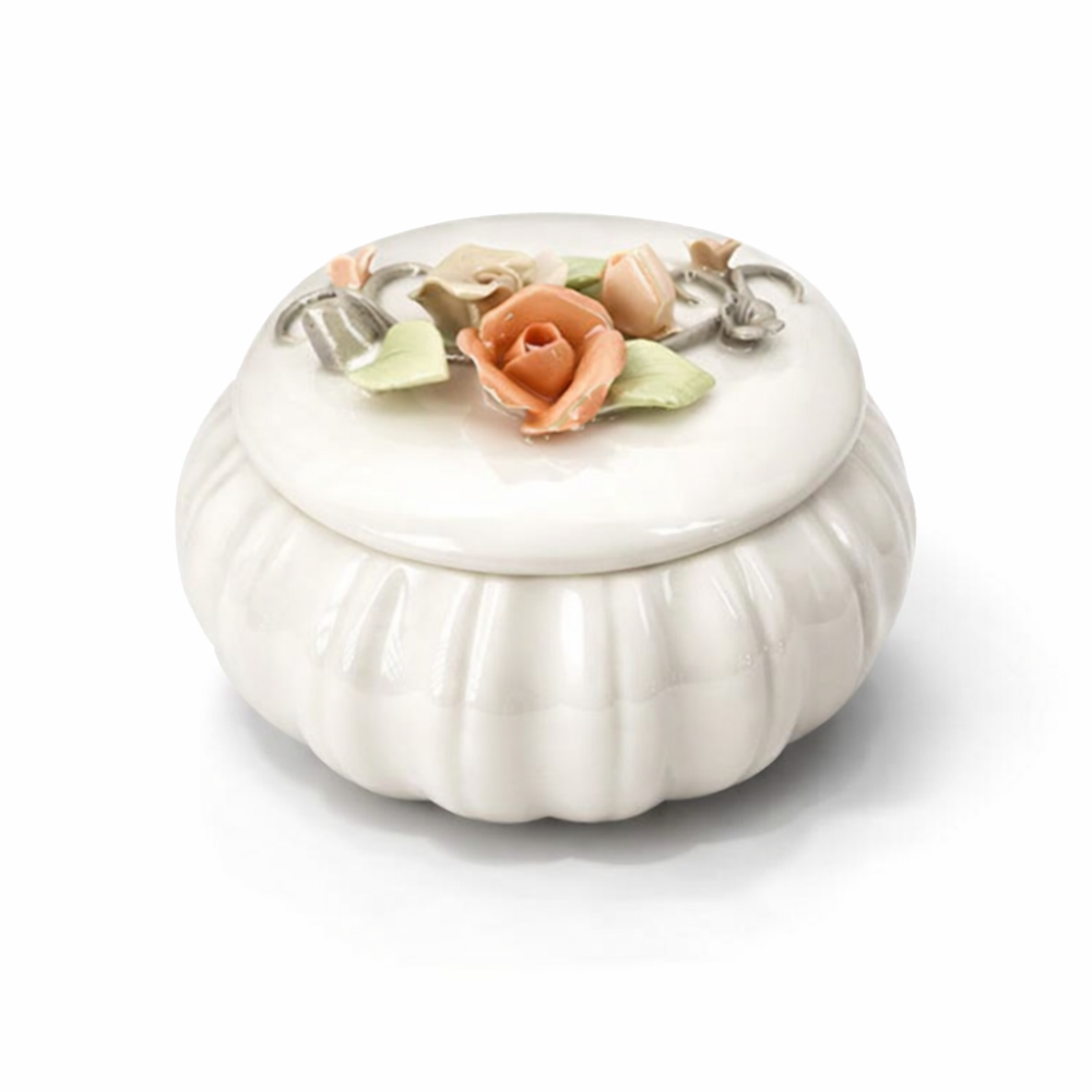 Pequeña caja para joyas de cerámica blanca con tapa decorada con flores