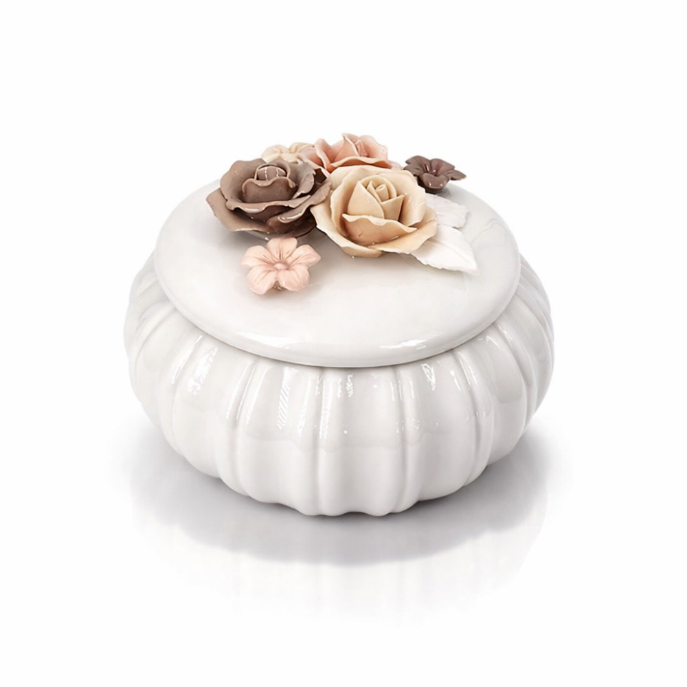 Pequeña caja para joyas de cerámica blanca con tapa decorada con rosas