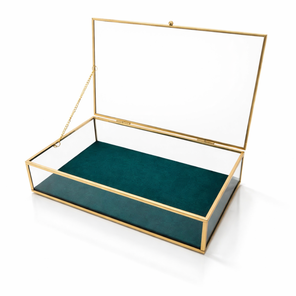 Caja para joyas vacía de metal dorado y vidrio con fondo de ante verde esmeralda