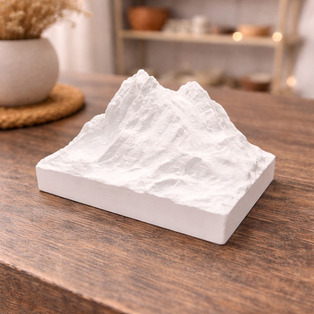 Decoración con forma de montaña de resina para vitrina