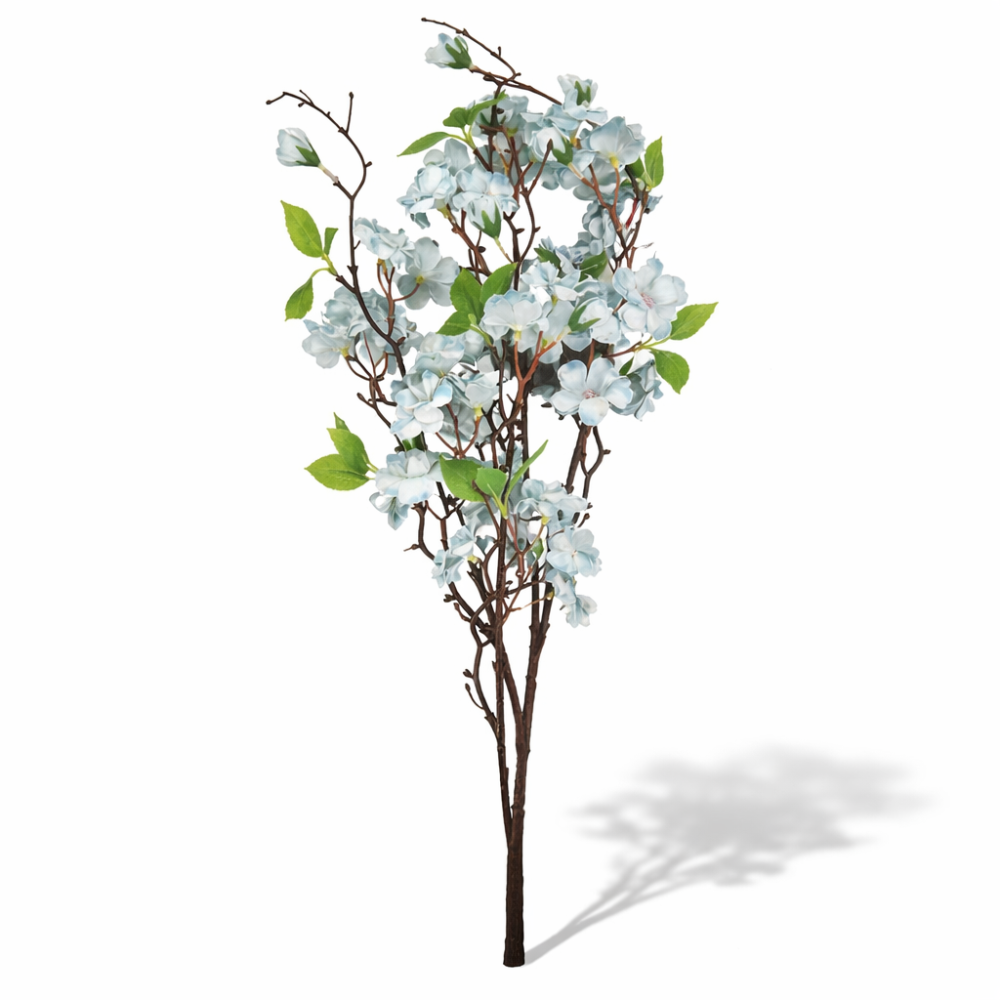 Rama artificial de rosa silvestre con pequeñas flores azules.