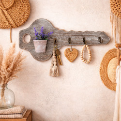 Llavero de pared con forma de llave y motivo de maceta de lavanda en relieve
