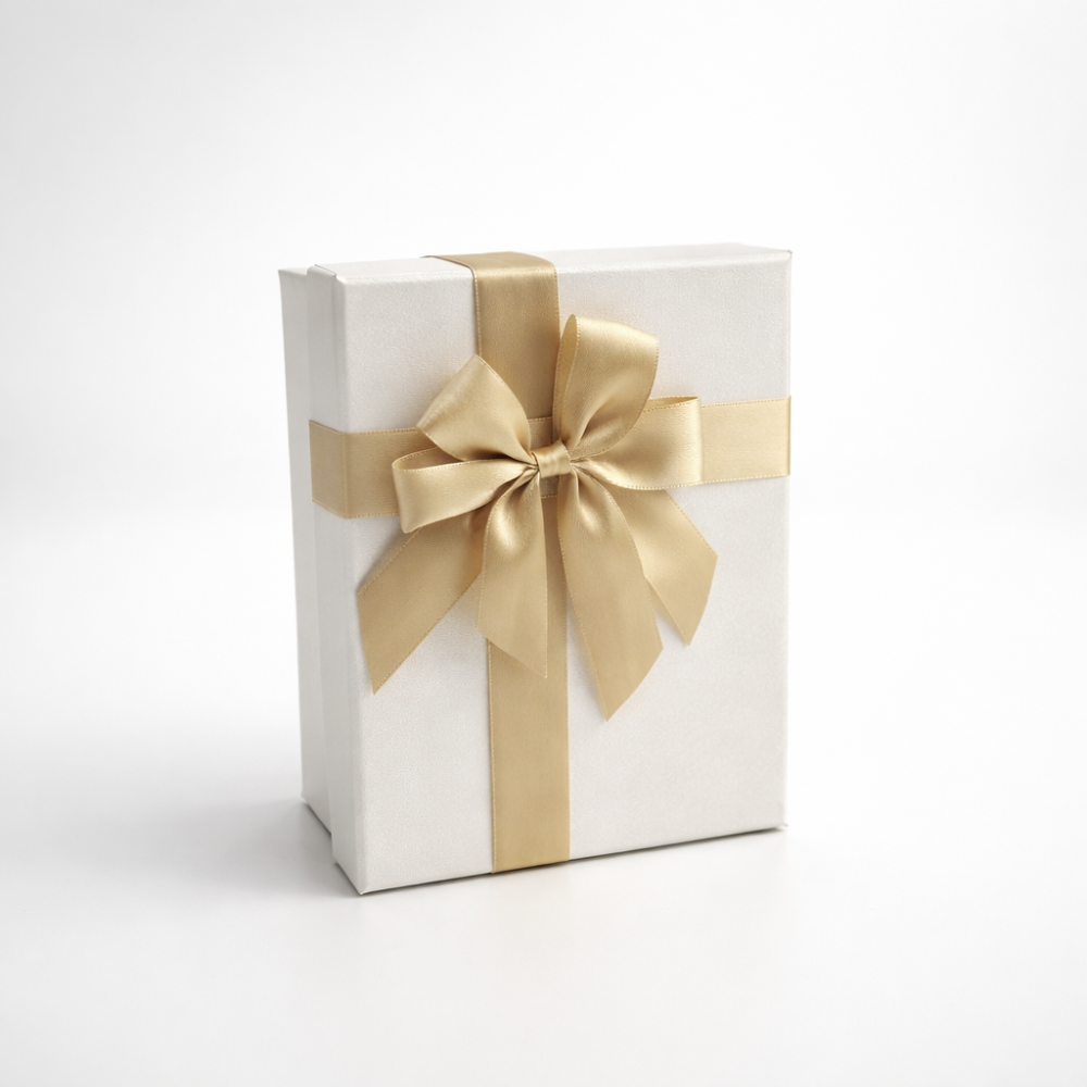 Caja de regalo blanca iridiscente de 21 x 14 x 8 cm | Lazo de raso dorado