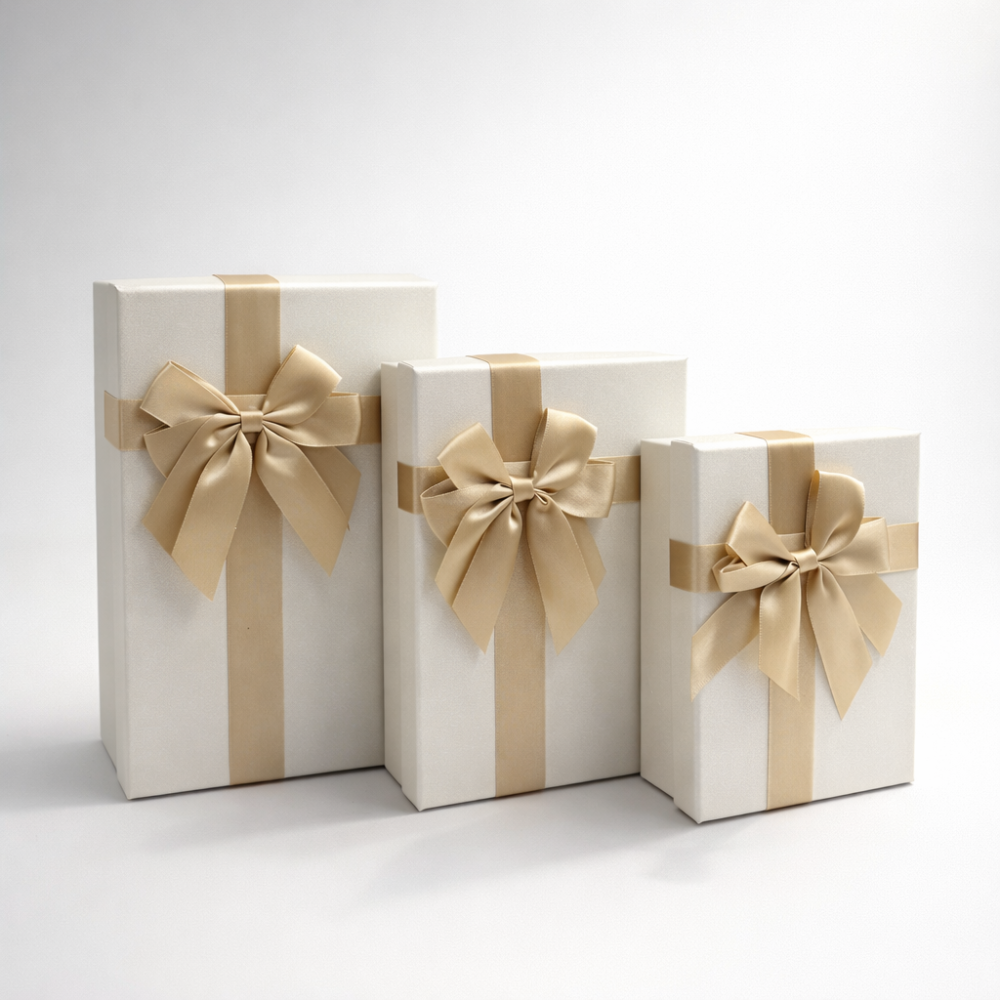 Surtido de 3 cajas de regalo blancas iridiscentes con lazos dorados