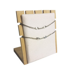 Pequeño expositor para joyas para cadenas de madera y ante beige