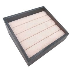 Petit plateau incliné en bois foncé et suédine beige rosé pour bagues