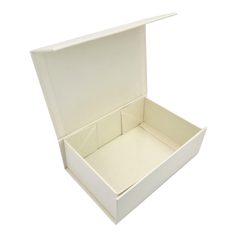 Petite boîte cadeaux ivoire avec couvercle aimanté en carton rigide