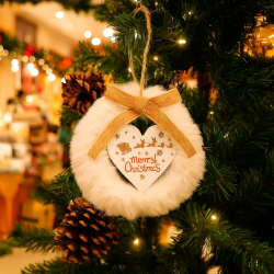 Décoration de Noël à suspendre en bois et fourrure motif cœur