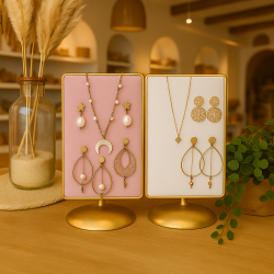 Petit porte bijoux en velours bicolore rose poudré et écru sur socle en métal doré