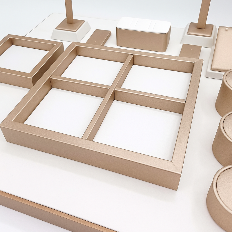 Plateau de présentation 4 cases en simili cuir bicolore doré et blanc