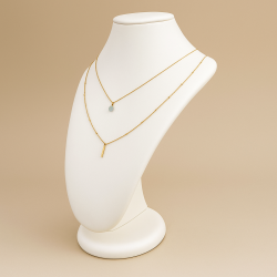 Buste bijoux gainé en simili cuir blanc nacré - 28cm