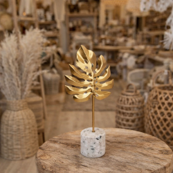 Petit arbre à bijoux en forme de feuille sur socle effet terrazzo