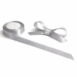 Bobine de ruban satiné en tissu de couleur gris argenté