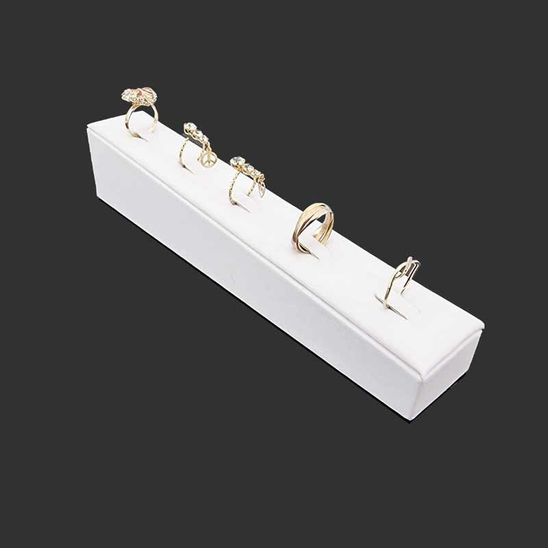 Présentoir pour bagues incliné en simili cuir blanc - 5677