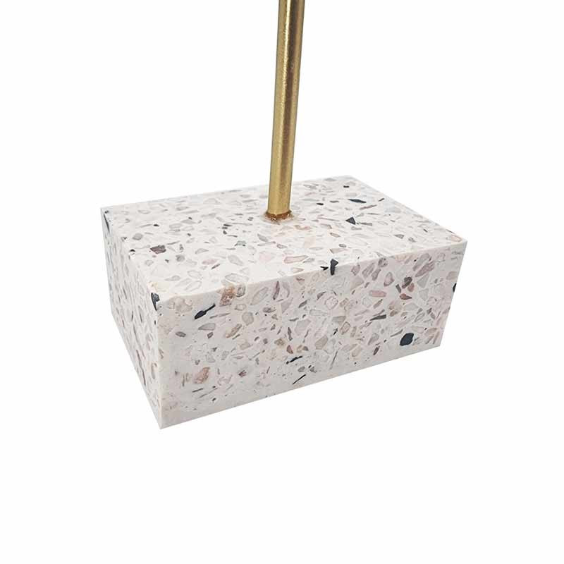 Arbre à bijoux en métal doré sur socle rectangulaire effet terrazzo