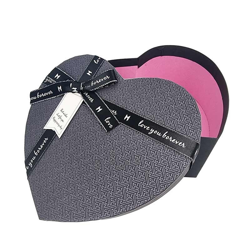 Petite boîte cadeaux en forme de coeur noire 13x15x6cm