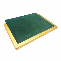 Vassoio inclinato per collane in legno dorato e velluto verde scuro