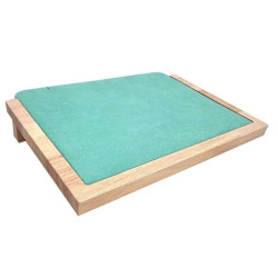 Piccolo vassoio inclinato "Riviera" – Supporto per collane in legno e alcantara verde laguna