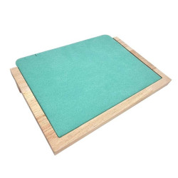 Piccolo vassoio inclinato "Riviera" – Supporto per collane in legno e alcantara verde laguna