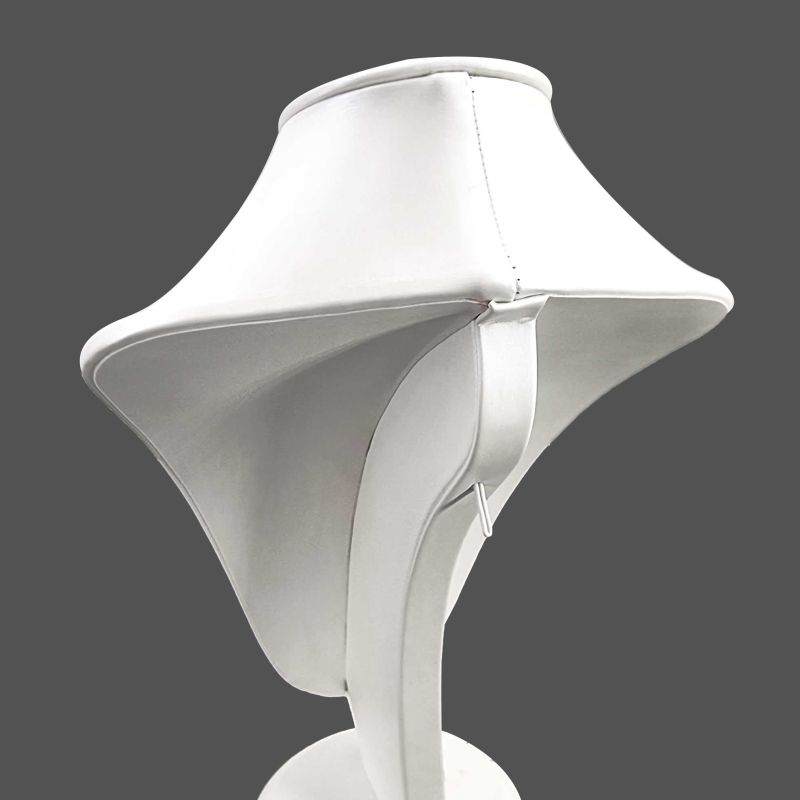 Buste bijoux gainé en simili cuir blanc nacré - 28cm