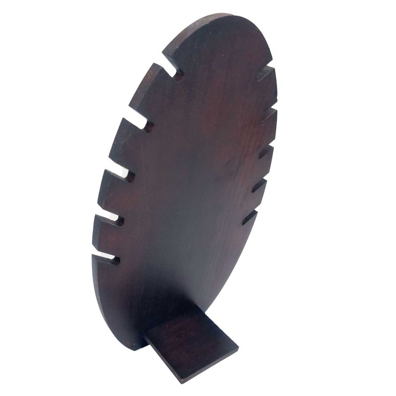 Présentoir bijoux de forme ovale pour chaînes en bois foncé et suédine grise