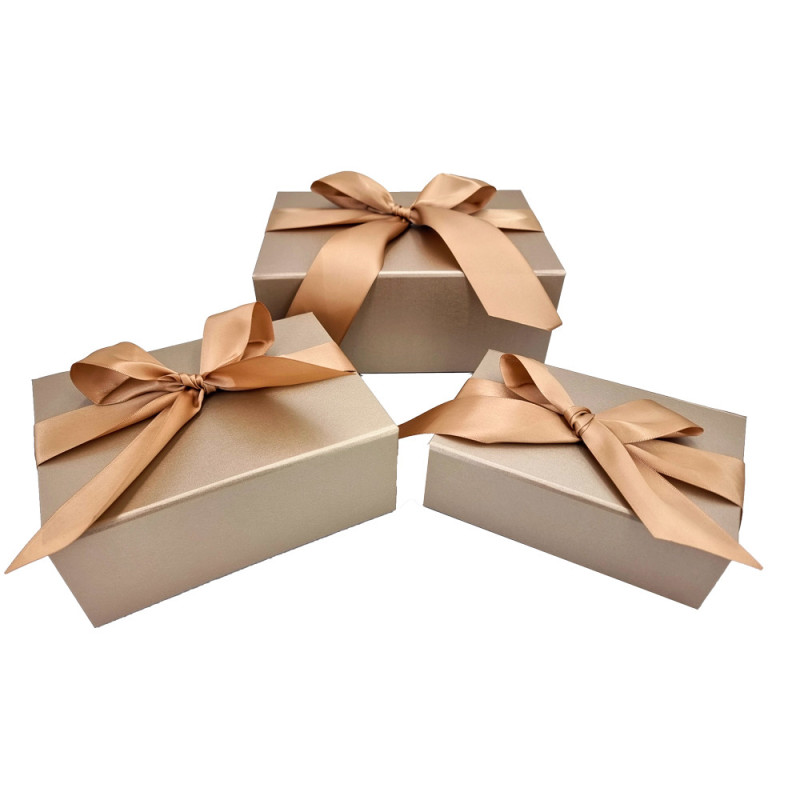 Grande scatola regalo dorata con coperchio magnetico in cartone rigido