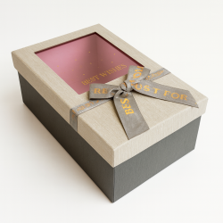 Scatola regalo con finestra nei colori grigio scuro e grigio chiaro 21x14x8 cm
