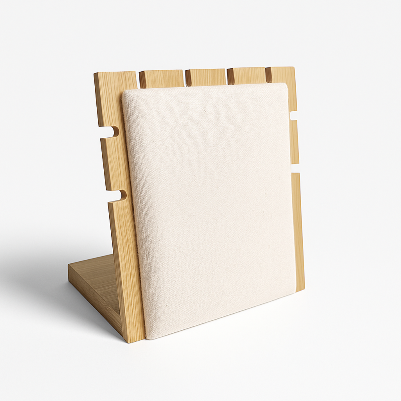 Piccolo espositore per gioielli con catene in legno e alcantara beige
