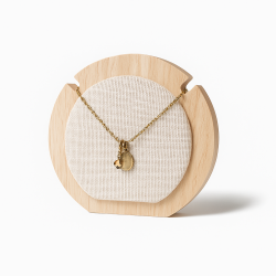 Piccolo portacollana rotondo in legno e cotone beige naturale