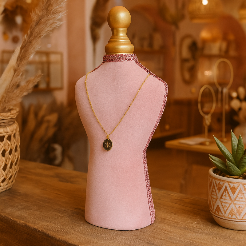 Piccolo portacollana a forma di busto da sarta in velluto rosa cipria
