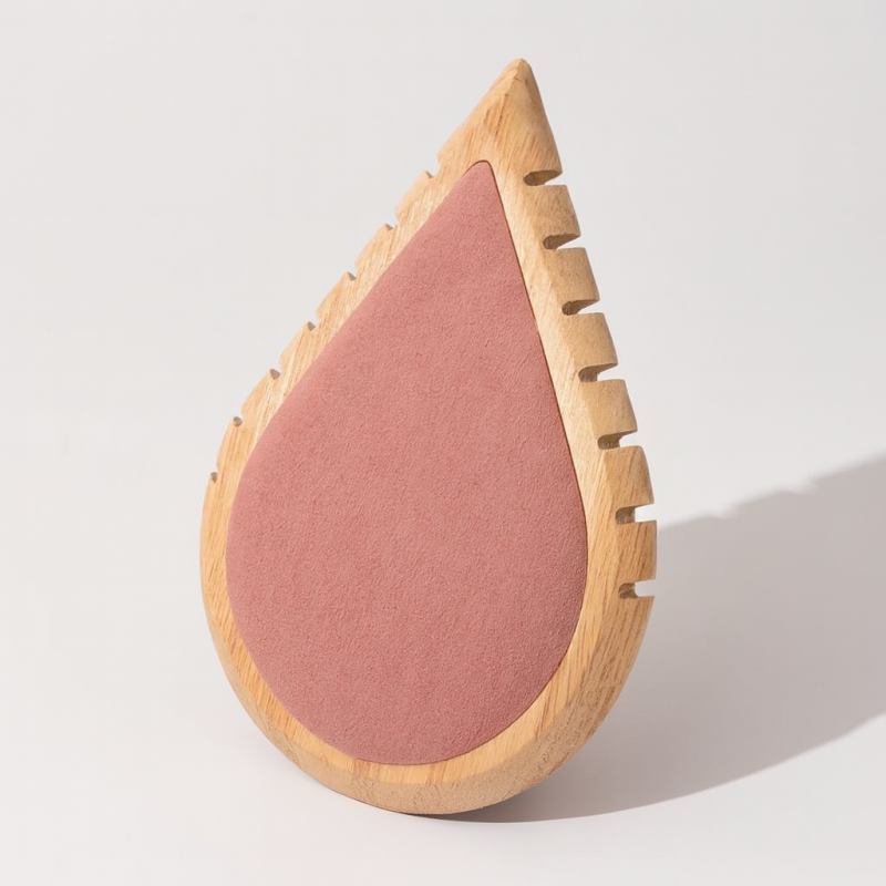 Grande espositore per collane in legno e tessuto alcantara rosa a forma di goccia d'acqua
