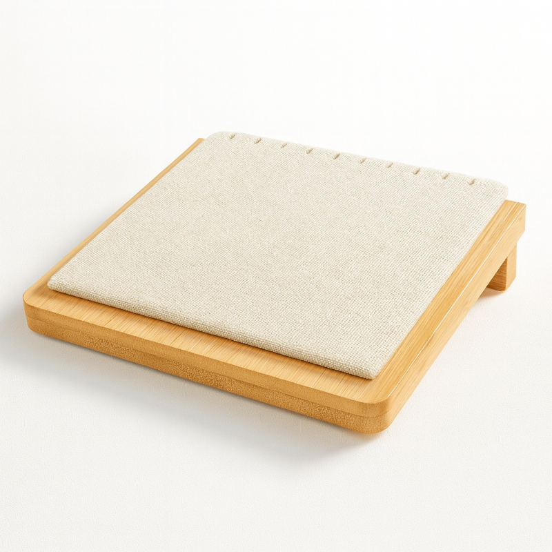 Piccolo vassoio inclinato per collane in legno e cotone beige