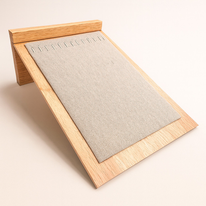 Espositore per collane in legno e cotone beige in posizione verticale o inclinata