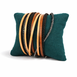 Piccolo cuscino espositore in alcantara verde smeraldo 7x8 cm