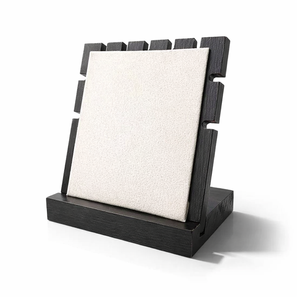 Piccolo espositore per gioielli per collane in legno effetto noce e alcantara beige lino