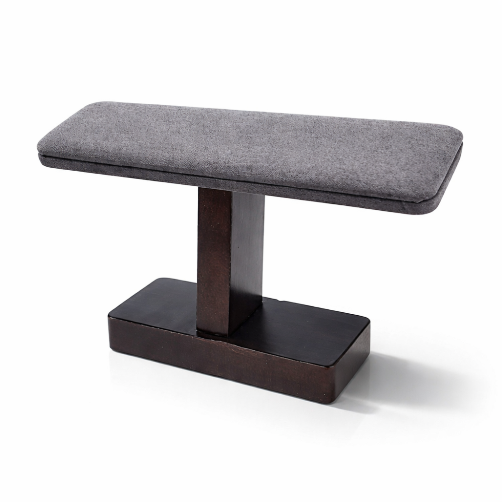 Porta bracciali inclinato in legno scuro e alcantara grigio antracite