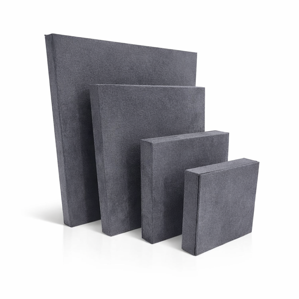 Set di supporti in similpelle grigia, espositori per gioielli.